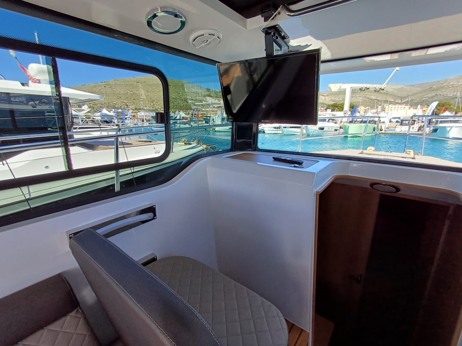 ŠOLTA - Motor Yacht in Seget Donji