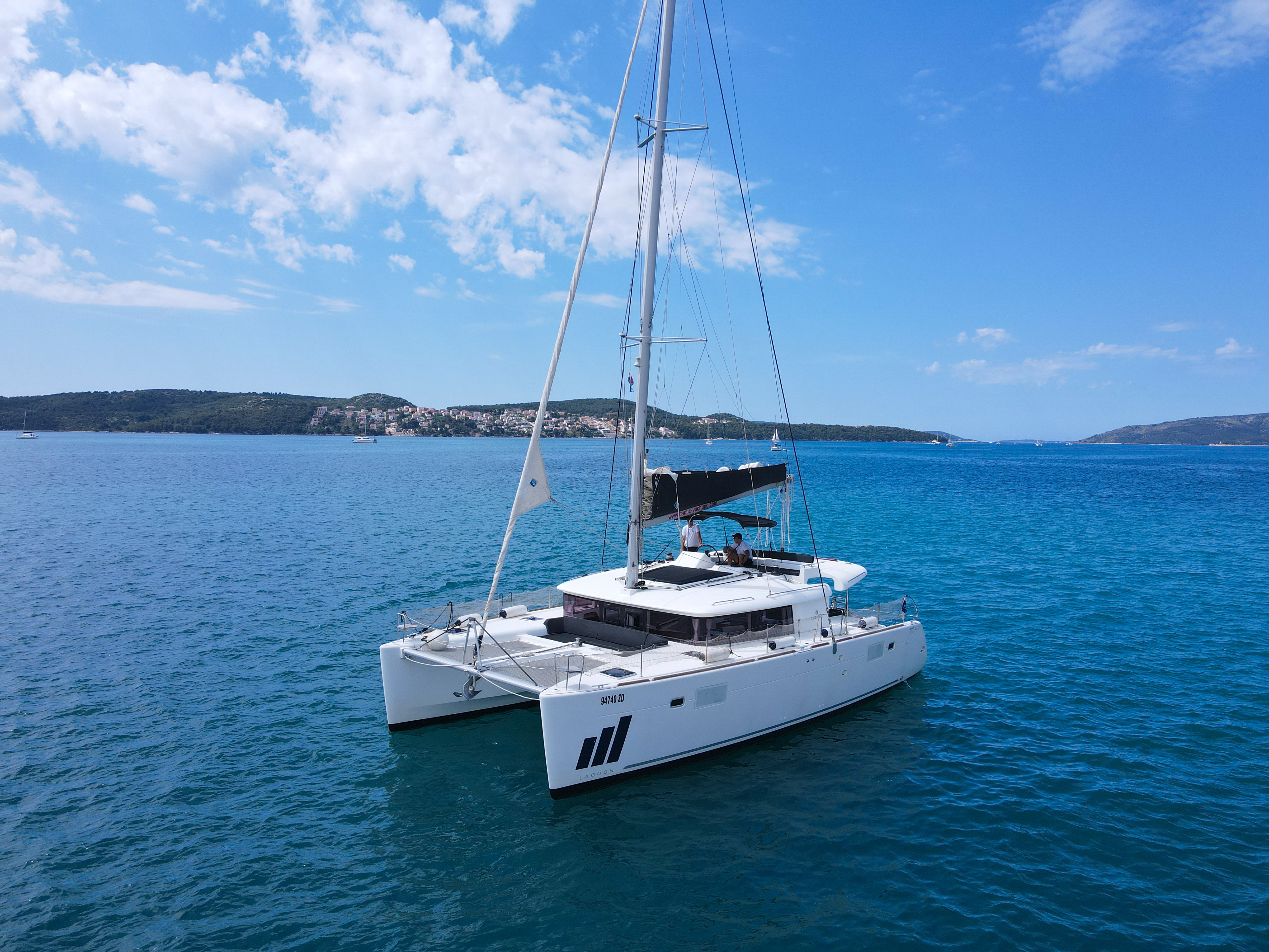 NADA I - Catamaran in Seget Donji