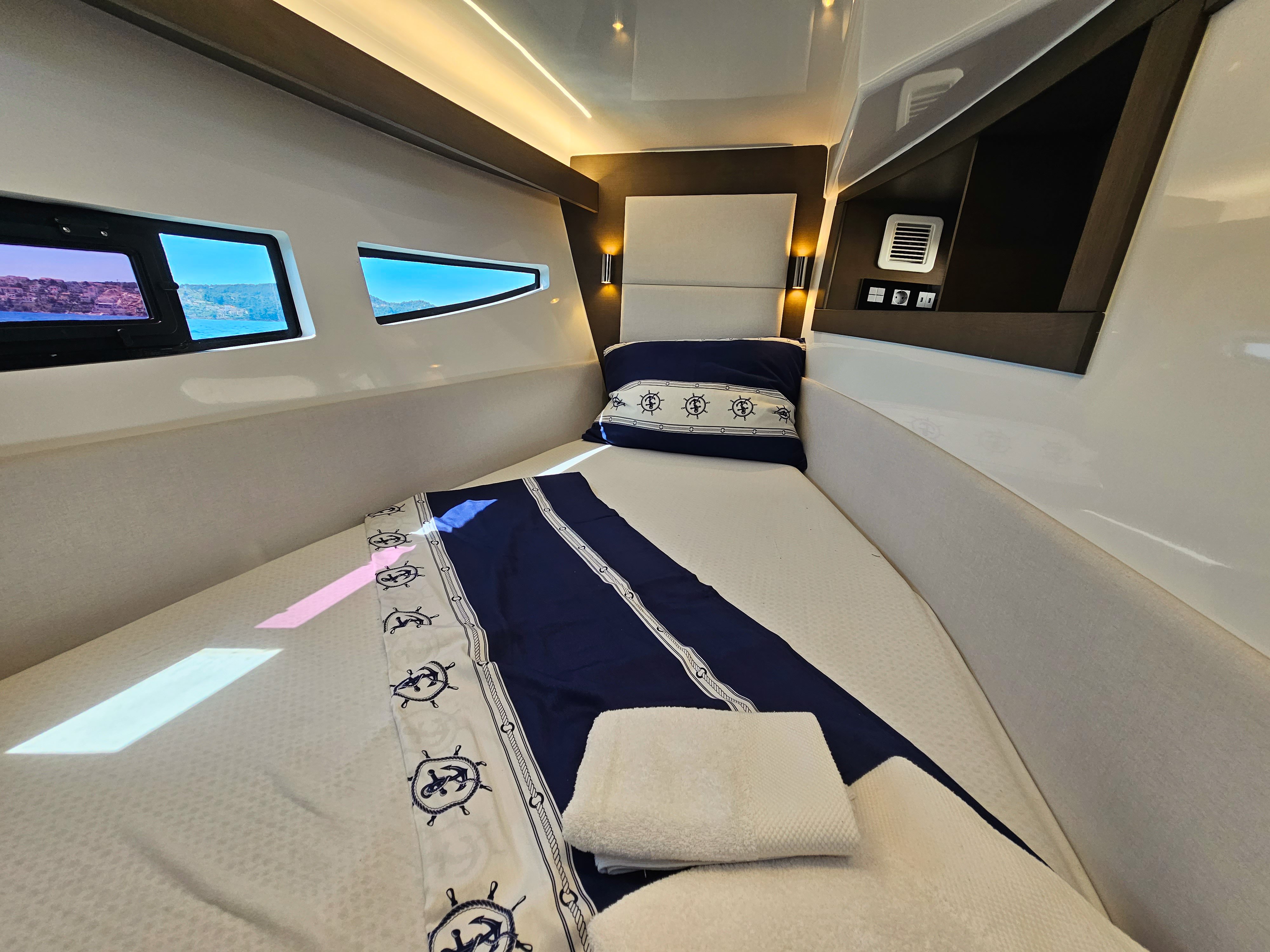 LASTOVO - Catamaran in Seget Donji