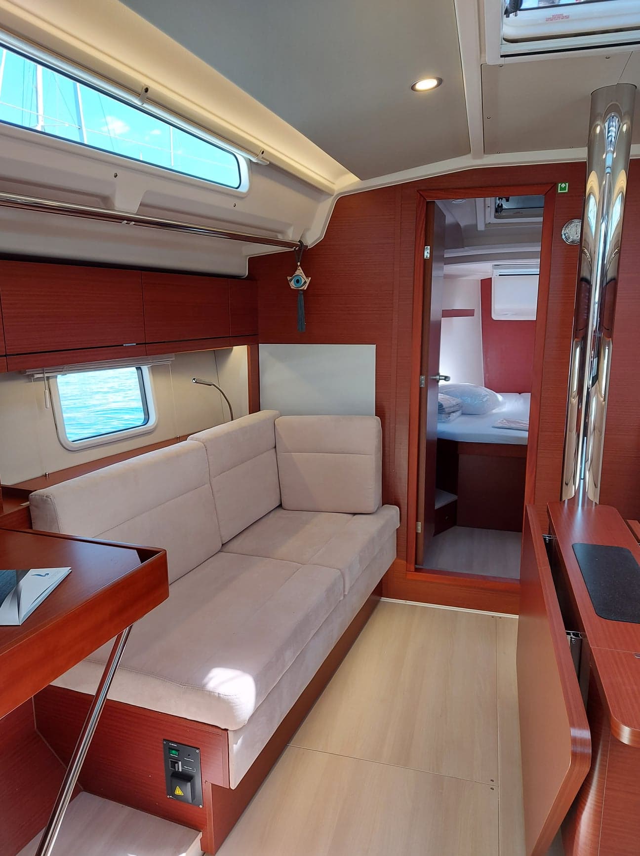 Polynoe - Yelkenli içinde Anatoliki Attiki