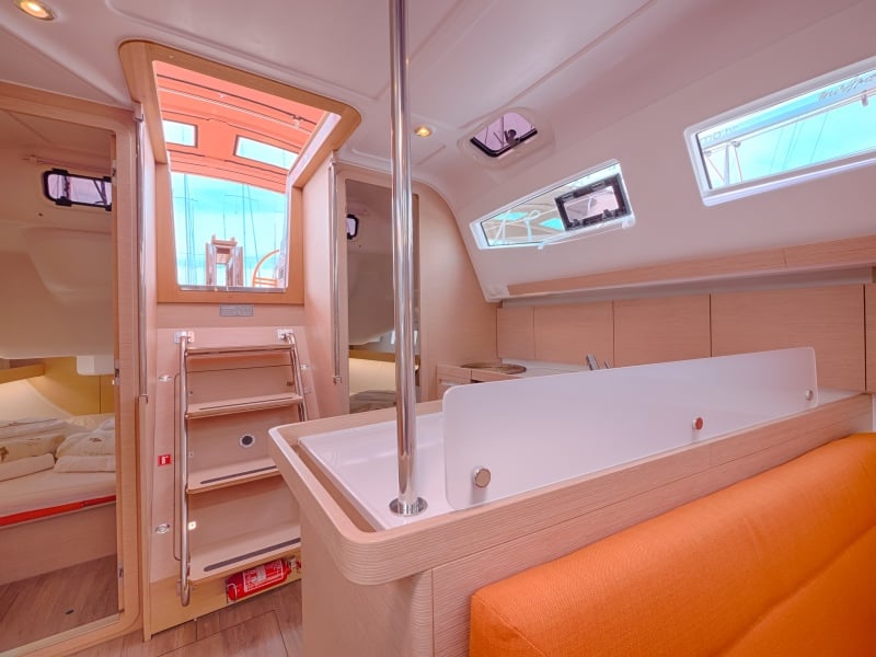 HAPPY - Sailboat in Split