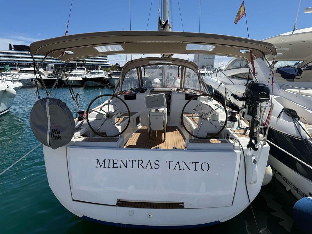 Mientras Tanto - Yelkenli içinde Eivissa