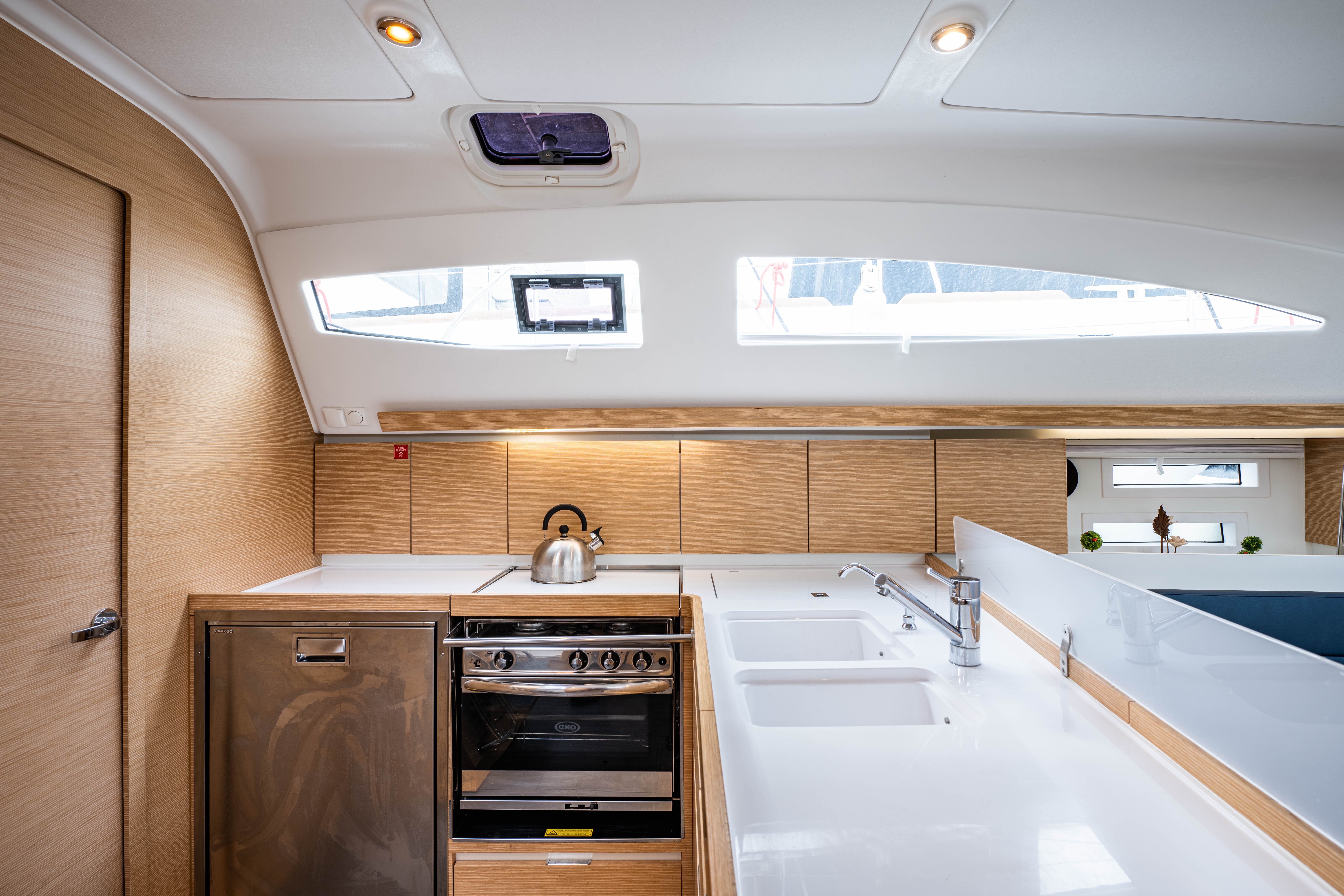 Helen - Yelkenli içinde Lefkada