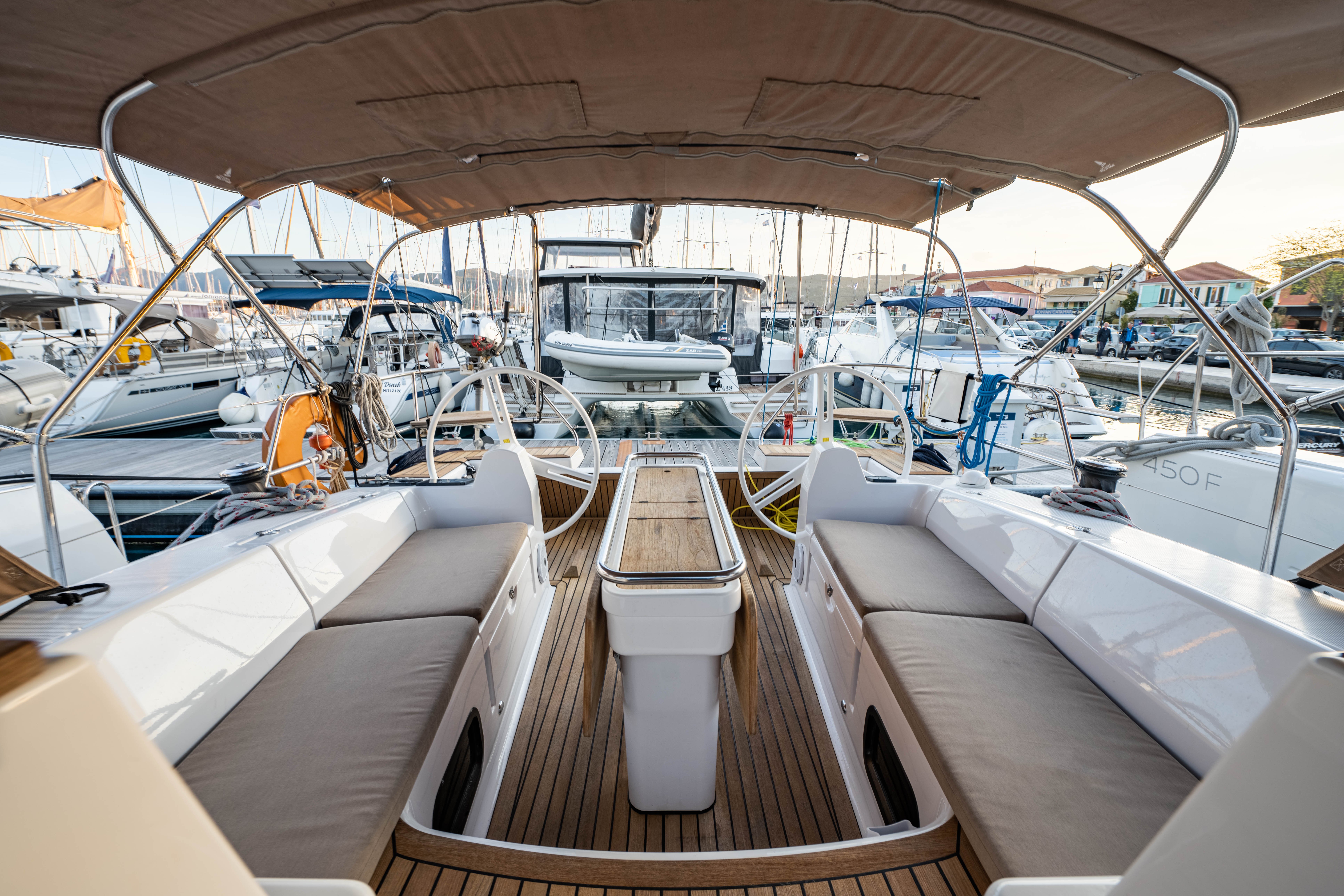 Helen - Yelkenli içinde Lefkada