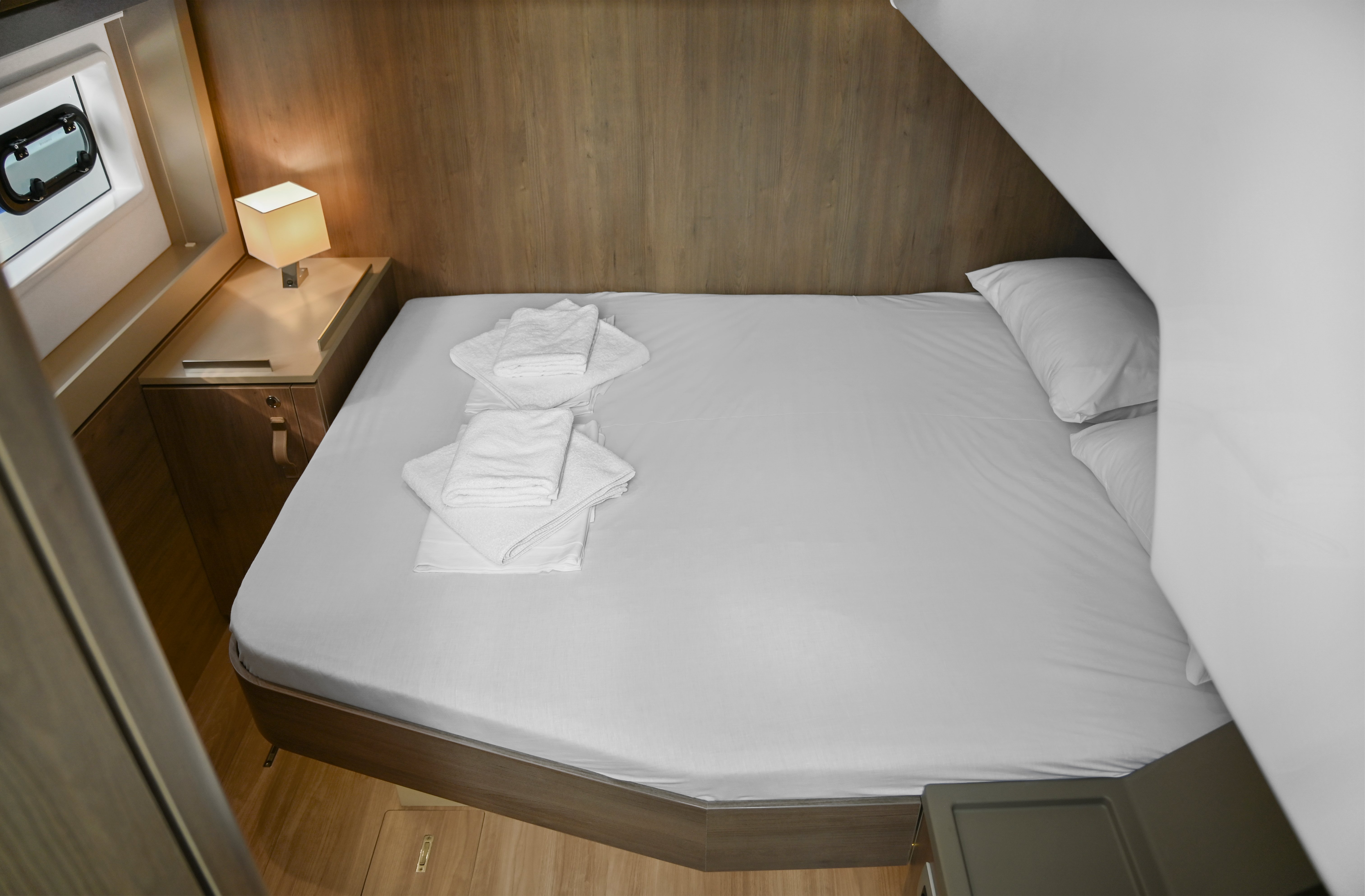 Enma - Katamaran içinde Alimos