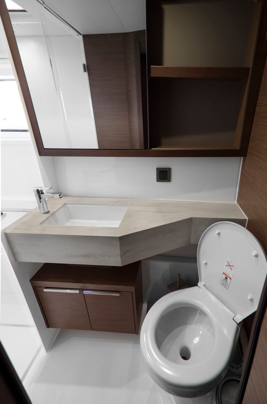 Golden Promise - Katamaran içinde Alimos