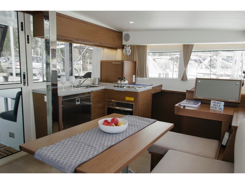 Venus - Katamaran içinde Alimos