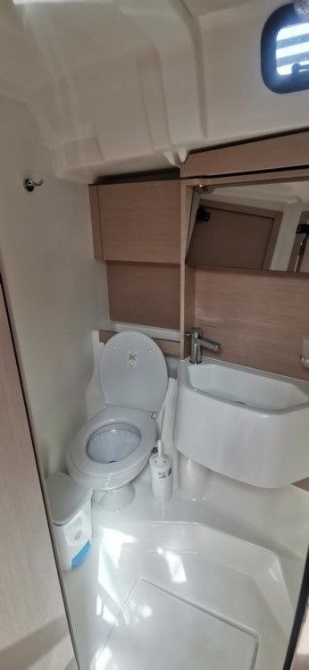 LIVING IN SEA - Sailboat in Kontokali