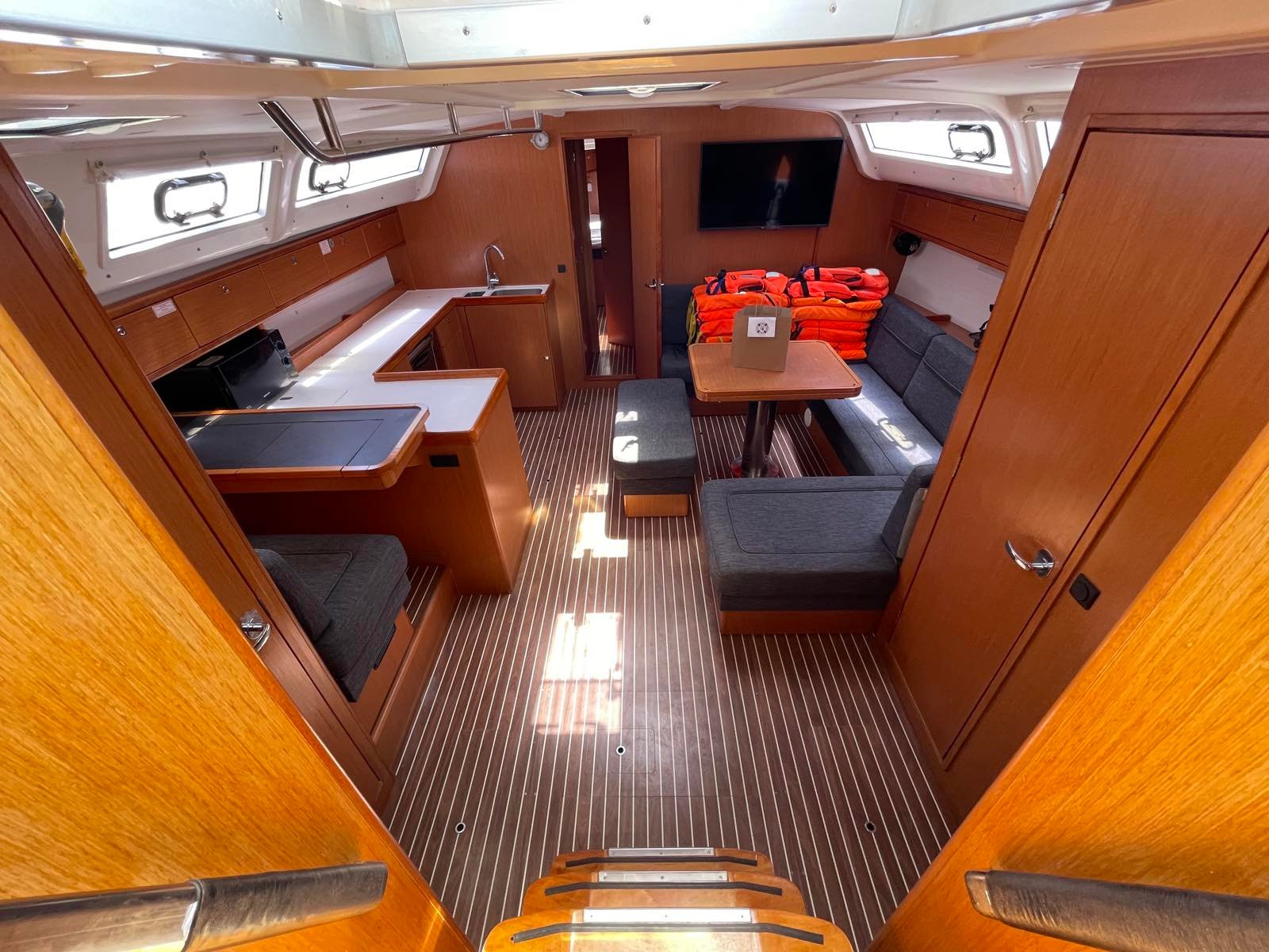 Anemone - Sailboat in Lavrio