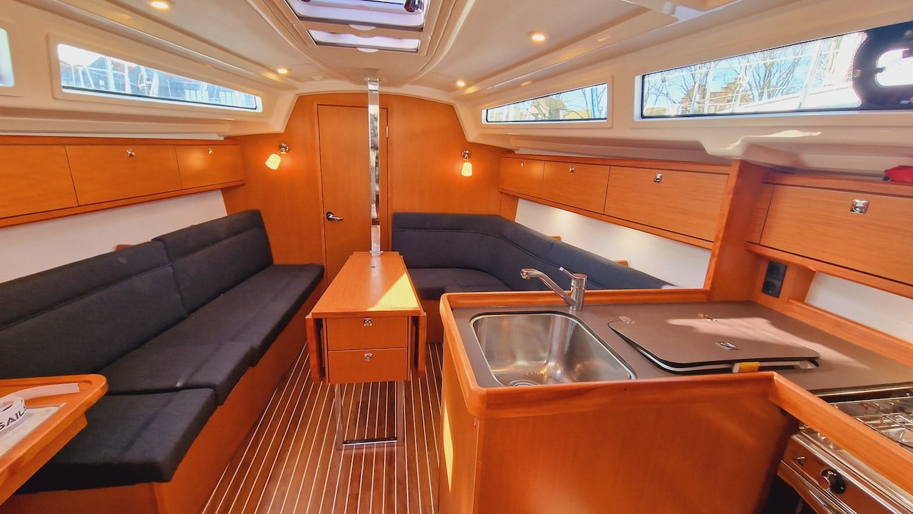 Bavaria Cruiser 34 - Sailboat in Lemmer