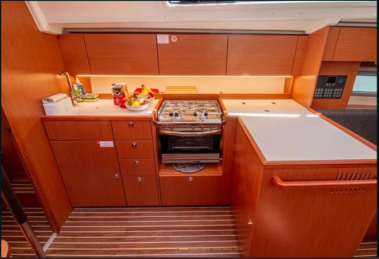 King Julian - Yelkenli içinde Lefkada