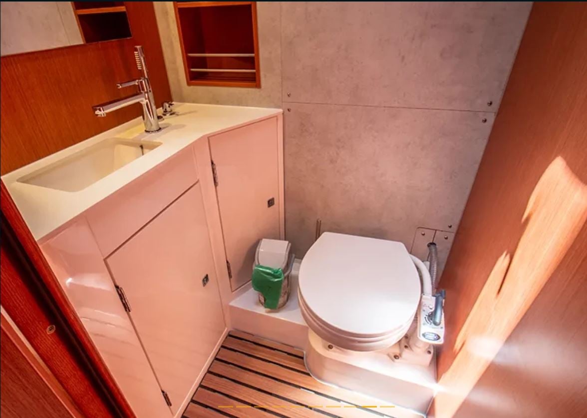 King Julian - Yelkenli içinde Lefkada