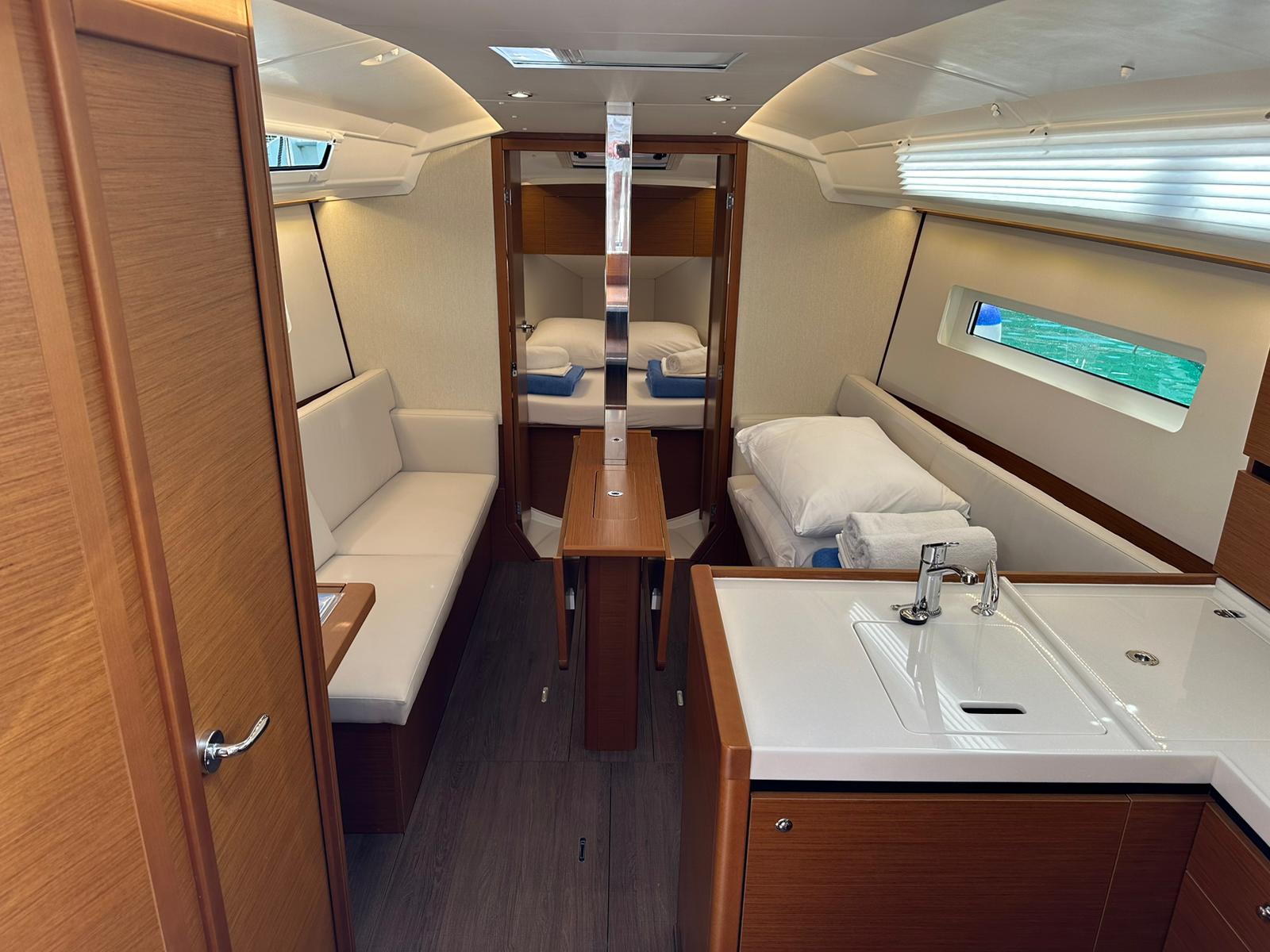 Star Kiss - Yelkenli içinde Komolac