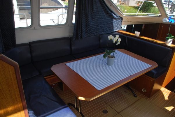 2513 - Motor Yacht in Savoyeux