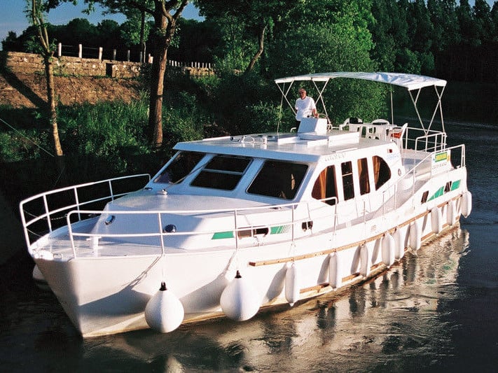 2502 - Motor Yacht in Savoyeux