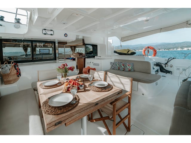 Hydra - Katamaran içinde Karagözler