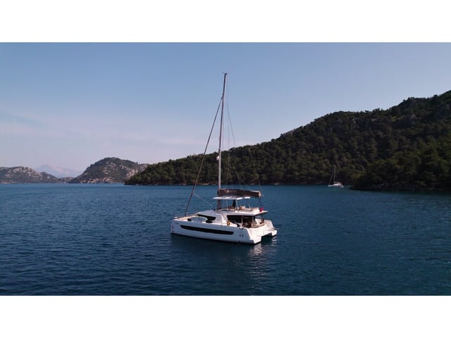 PAGORA - Katamaran içinde Karagözler