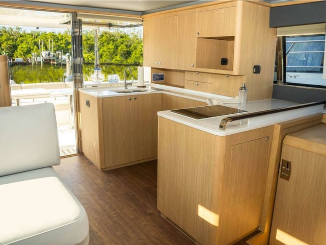 Seaduction - Katamaran içinde Anatoliki Attiki