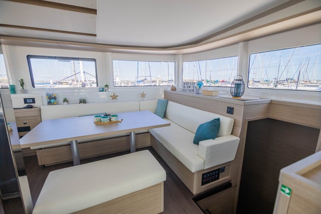 Cari - Katamaran içinde Providence