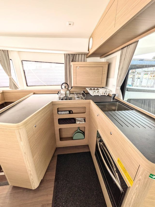 Zannannan - Katamaran içinde Providence