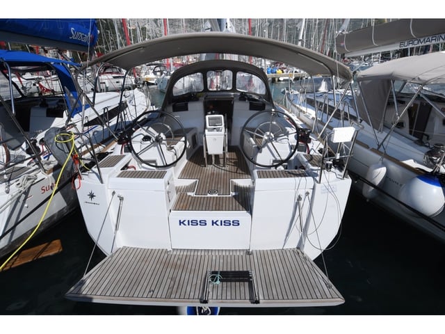 Kiss Kiss - Yelkenli içinde Komolac