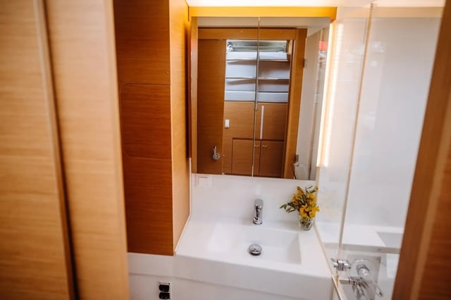 Lydia - Katamaran içinde Nikiana