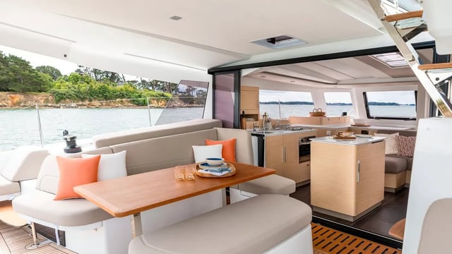 Montague - Katamaran içinde Nikiana