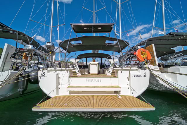 First Kiss - Yelkenli içinde Skradin