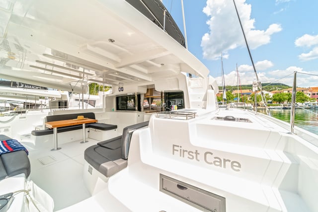 First Care - Katamaran içinde Skradin