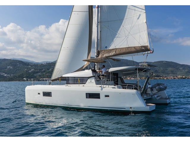 White Waves - Catamaran in Lefkada