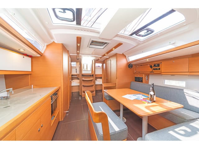 Hierax - Yelkenli içinde Volos