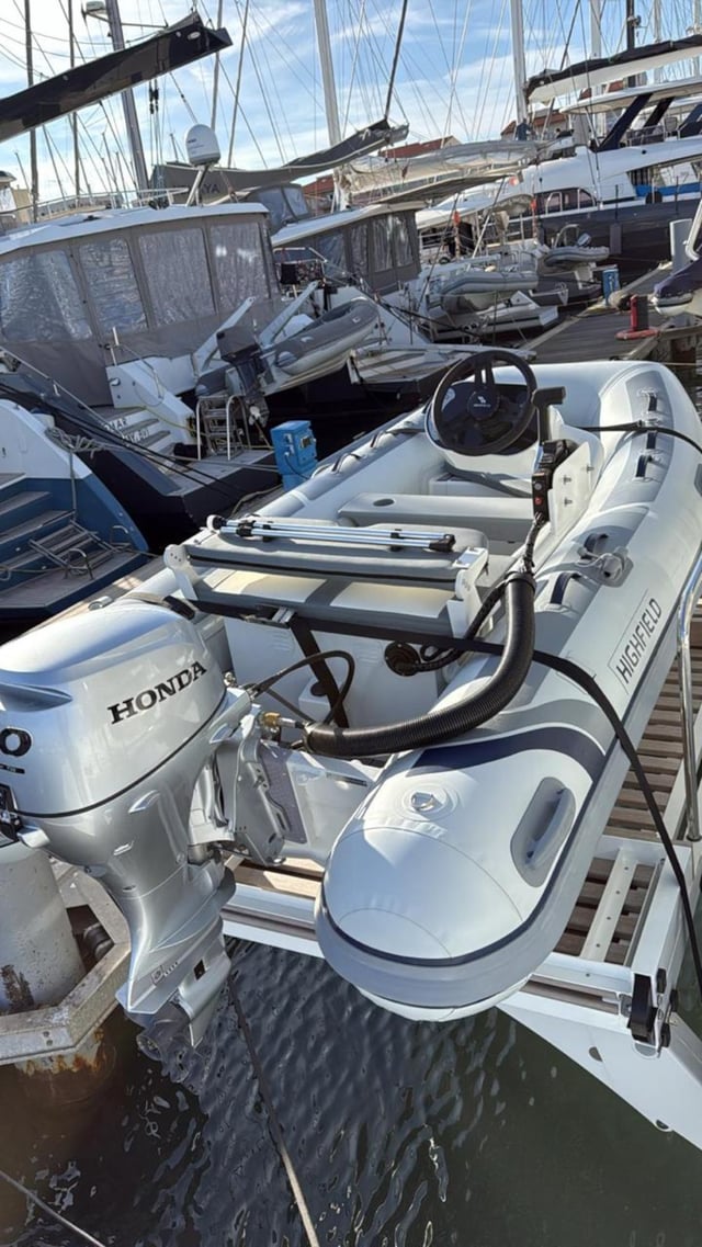 LODIRE - Katamaran içinde Alimos