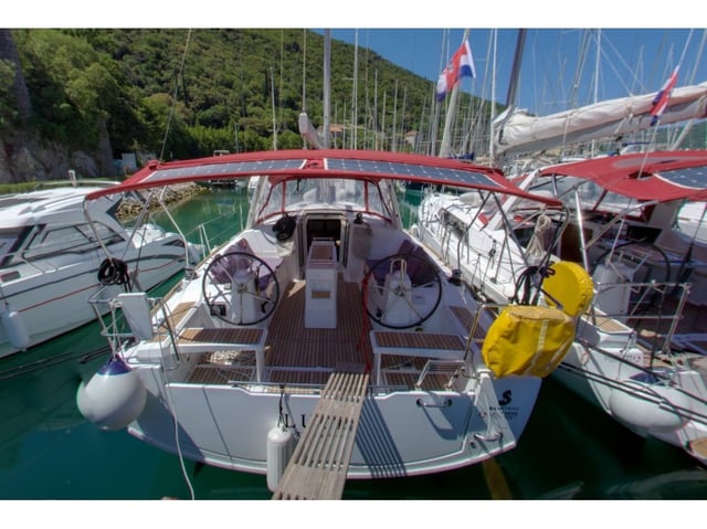 LUCE - Yelkenli içinde Komolac