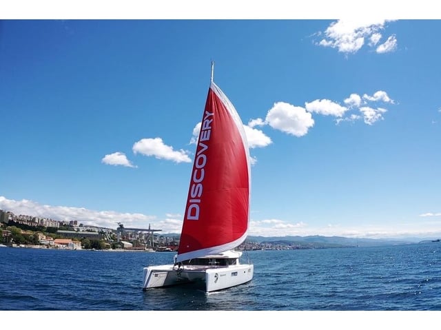 DISCOVERY I - Catamaran in Marina