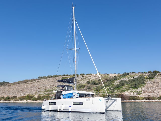 MONARCH 2020 (air condition, generator) - Catamaran in Primošten