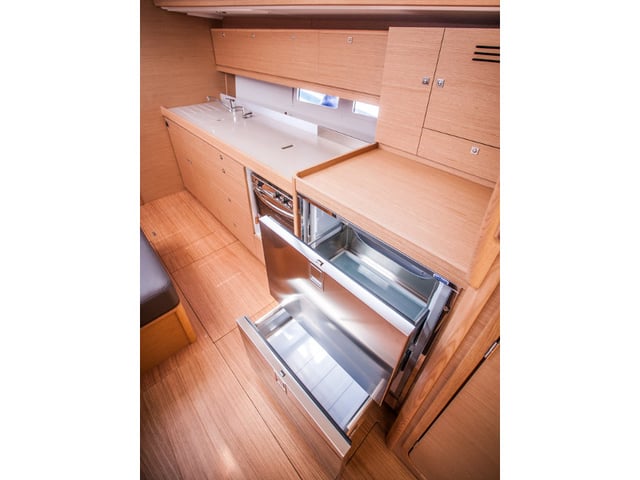 MADICKEN (new sails 2024., air condition) - Yelkenli içinde Primošten