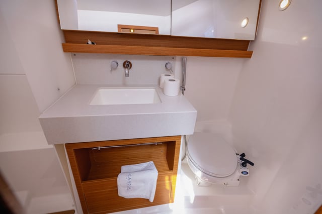 BALU - Yelkenli içinde Kaštel Gomilica