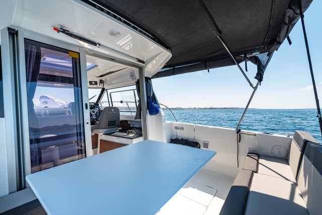 KlaPa - Motor Yat içinde Novigrad