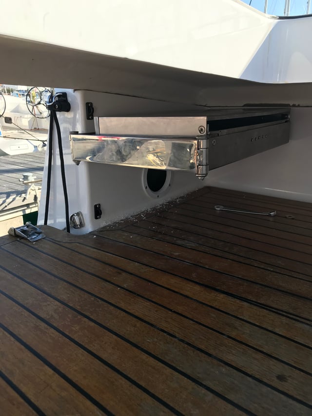 April - Yelkenli içinde Pirovac