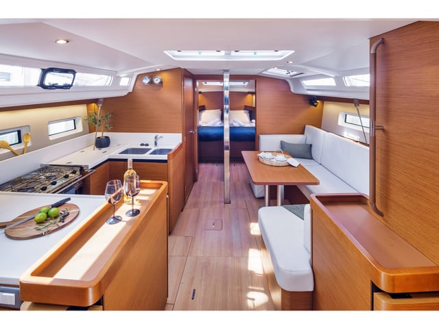 CRANE - Sailboat in Mpenitses