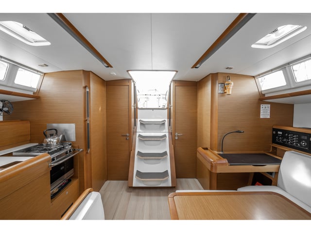 ALPHA - Sailboat in Mpenitses