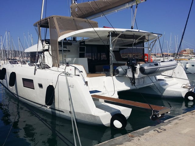 ZEN - Katamaran içinde Nea Peramos