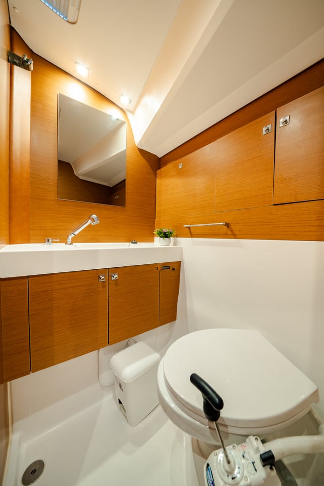 JUICY LUCY - Yelkenli içinde Nea Peramos