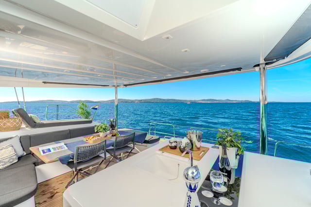 BLACK CAVIAR - Katamaran içinde Split