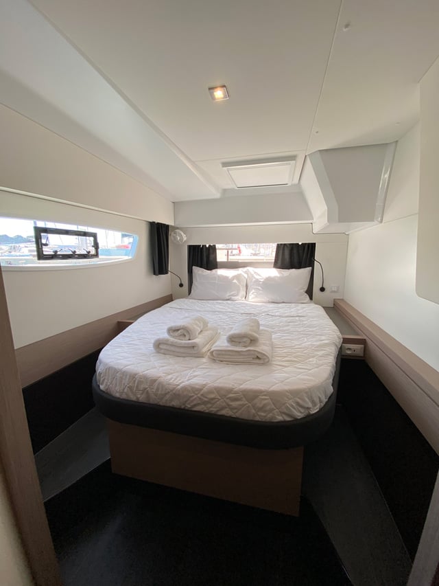 ION - Katamaran içinde Porto Cheli