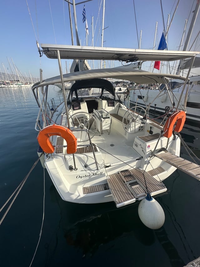 OYSTER SHELL - Yelkenli içinde Alimos