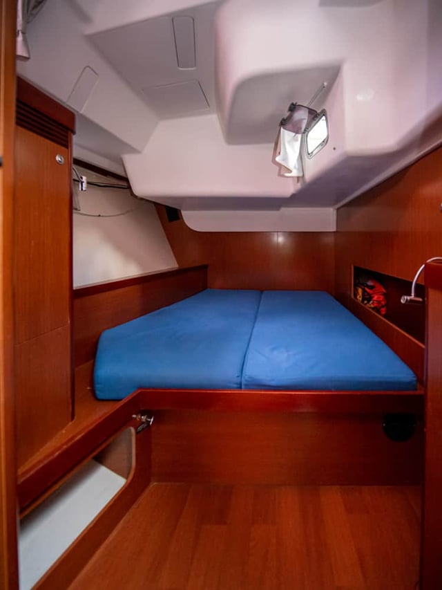 Angelina - Yelkenli içinde Volos