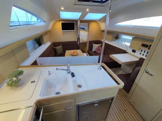 KARLETA - Yelkenli içinde Baška Voda