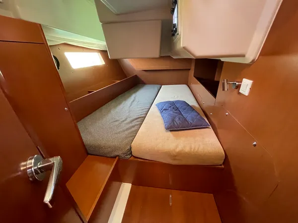 Black Lion - Yelkenli içinde Perigiali