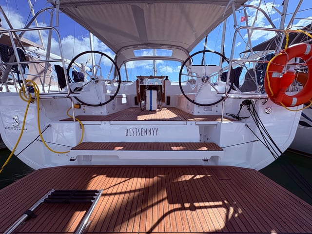 Bestsennyy - Yelkenli içinde Karagözler